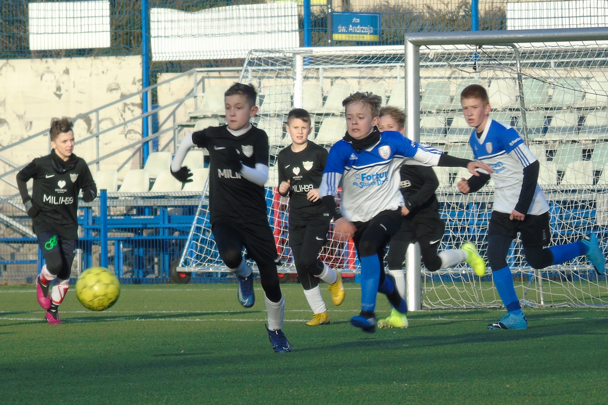 Sparing na piątkę z plusem. Wygrana Młodzików U-13 z Rozwojem Katowice.