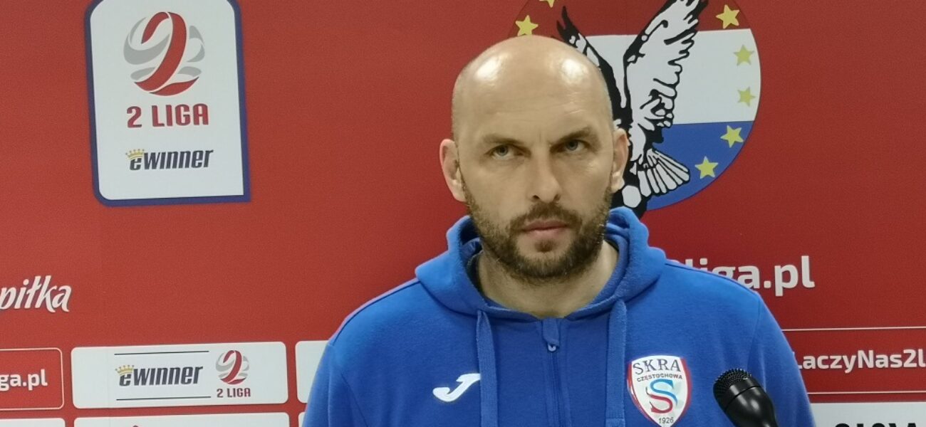 „Z podniesionymi głowami walczymy dalej” – trener Marek Gołębiewski po meczu w Ostródzie