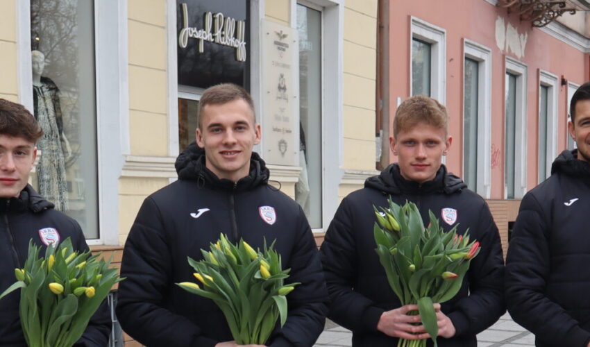 Morze kwiatów, uśmiechów i uścisków! Piłkarze składali życzenia Kobietom